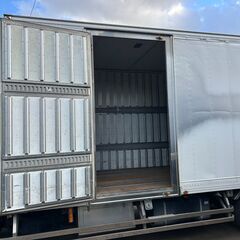 4.7坪/外寸長さ698cm●中型保冷コンテナ、天井高い、横ドア付き●バイクガレージ.作業場.コンテナハウス.資材農機具　●福岡発 近県配送の画像