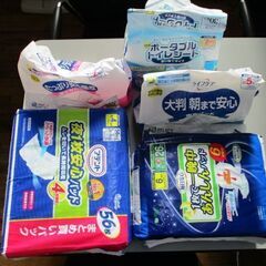 紙オムツパッド８２枚未開封　おまけで１０枚開封済　おまけでポータブルトイレシート１４枚開封済の画像