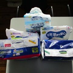 紙オムツパッド８２枚未開封　おまけで１０枚開封済　おまけでポータブルトイレシート１４枚開封済の画像