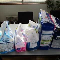 紙オムツパッド８２枚未開封　おまけで１０枚開封済　おまけでポータブルトイレシート１４枚開封済の画像