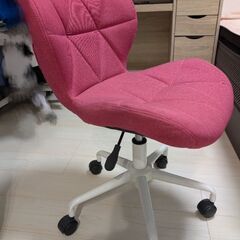 キャスター付きデスクチェアの画像