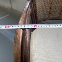 籐の回転椅子の画像