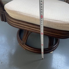 籐の回転椅子の画像