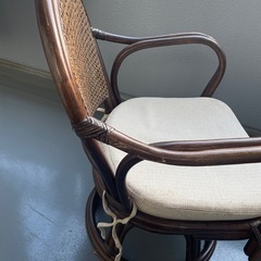 籐の回転椅子の画像