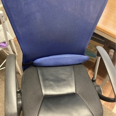 オフィス家具の机と椅子の画像