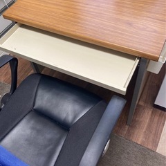 オフィス家具の机と椅子の画像