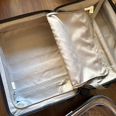 無印　スーツケース　タイヤロック付き　滑らかキャスターの画像