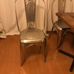 木製のダイニングテーブルとヴィンテージの椅子2脚の画像