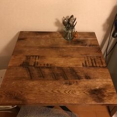 木製のダイニングテーブルとヴィンテージの椅子2脚の画像