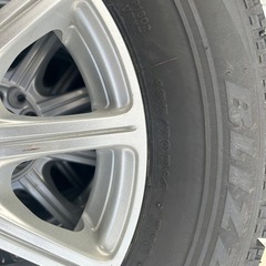 スタットレスタイヤとホイールセットの画像