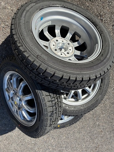 スタットレスタイヤ(スタッドレスタイヤ)4本。ホイル付き美品。