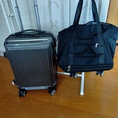 未作用に近い折りたたみキャリーバック＆スーツケースの画像