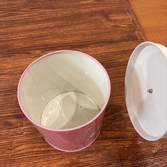 缶の入れ物の画像