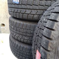 ワーゲンゴルフ用のホイールとスタッドレスタイヤの画像