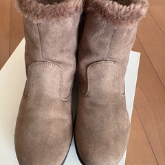 ファー付きスエードブーツ　カーキ色の画像