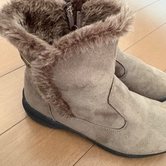 ファー付きスエードブーツ　カーキ色の画像