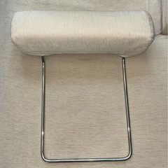 足が伸ばせるヘッドレスト付きソファーの画像