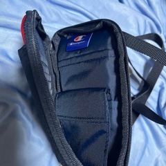 新品タグ付き　チャンピオン　ショルダー　首掛けに　スマホ入れ　カード入れにオススメの画像