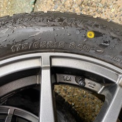 トヨタ　アクア　ブリヂストン　スタッドレス　タイヤ　4本の画像