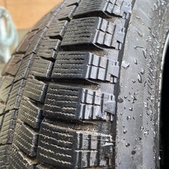 トヨタ　アクア　ブリヂストン　スタッドレス　タイヤ　4本の画像