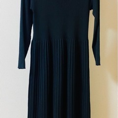 黒ニットワンピースの画像