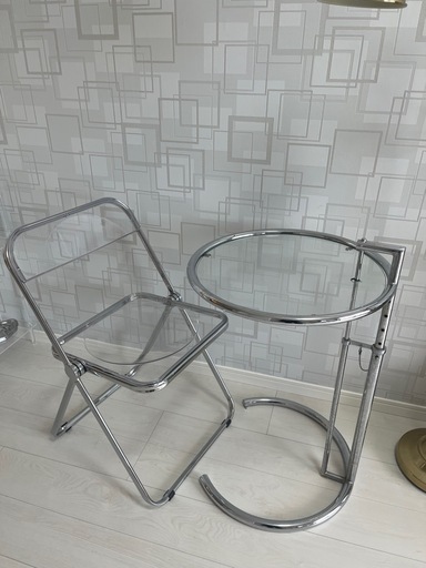 ガラス製のテーブルとクリアチェアのセット