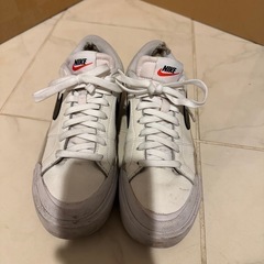 お洋服とバッグと皿と靴の画像