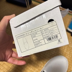 白‎🤍スリッポン 23.5-24.0cmの画像