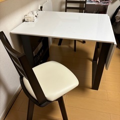 ニトリ　ダイニングテーブル、回転イスの画像