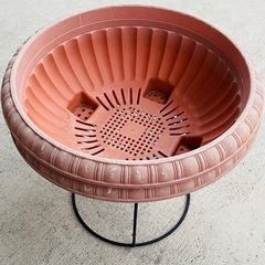 プランタースタンドと鉢2つの画像