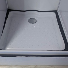 設置したシャワーユニット（四角いもの）の下の周りから水漏れがしま...