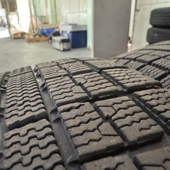 2シーズン使用❗️トーヨー　スタッドレスタイヤ　175/70r14の画像