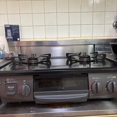 ガスコンロ プロパンガス LPガス クリスタルコート 幅56cm 右強火力 2口 据置 リンナイ Rinnai 水無し片面焼き ブラック の画像