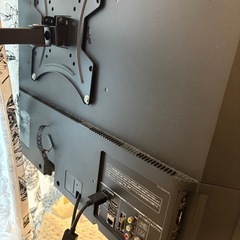 【訳あり】TOSHIBA 32型テレビ 32S5 壁掛け金具付き・動作OK（YouTube/Netflix安定）の画像