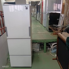 447 送料設置無料  SHARP　自動製氷機能付き大型冷蔵庫　350Lの画像
