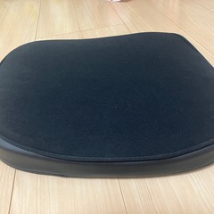 オートバックス　車用クッション　座面用と背もたれ用　の画像