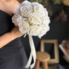 花嫁ラウンドブーケ（ブーケトニア付き）の画像