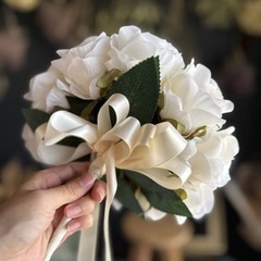 花嫁ラウンドブーケ（ブーケトニア付き）の画像