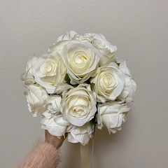 花嫁ラウンドブーケ（ブーケトニア付き）の画像