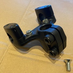 スズキ　スカイウェイブ250 ハンドルクランプ　黒塗装　マジェスティ125 流用の画像