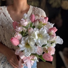 クラッチブーケ（ブーケトニア付き）の画像