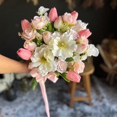 クラッチブーケ（ブーケトニア付き）の画像