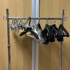 シングルハンガーラックとハンガーパンツハンガー50本　の画像