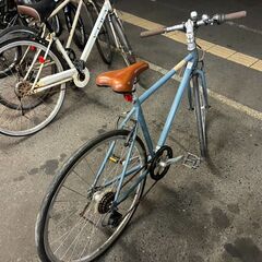 【リサイクルショップどりーむ荒田店】No.598　クロスバイク　28インチ　ライト有　ギア切替6速　サドル〇　の画像