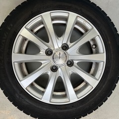 スタッドレスタイヤとホイールセットの画像