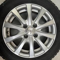 スタッドレスタイヤとホイールセットの画像