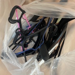 タイヤ付きプラスチックケースとハンガーいっぱいの画像