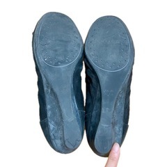 アンテプリマ 花モチーフ ローヒール パンプス　黒 23.5cmの画像