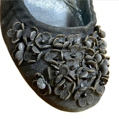 アンテプリマ 花モチーフ ローヒール パンプス　黒 23.5cmの画像