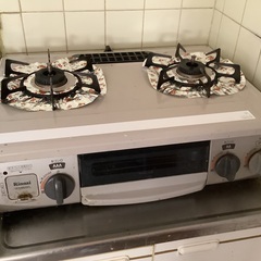 大型冷蔵庫、ガスコンロ、スノコベッド、食器棚、洗濯機、こたつ、扇風機、東芝の掃除機などまとめての画像